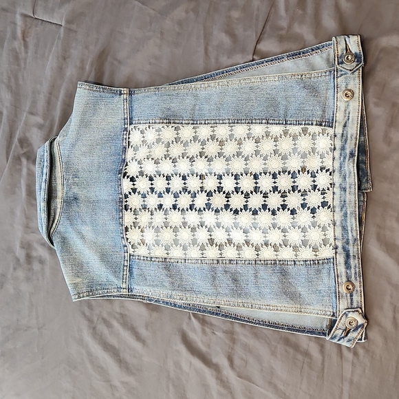 Girls Jean vest with applique back. - Picture 2 of 4